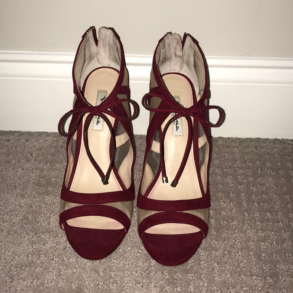 Women’s red heel w/ bow